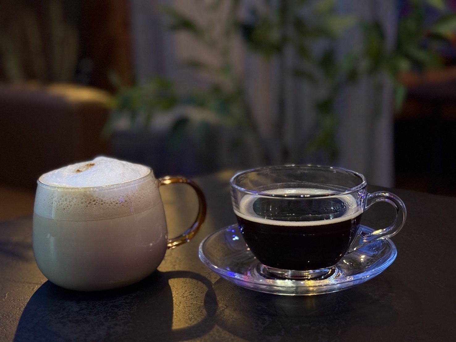 夜庭 灯りに照らされたコーヒー