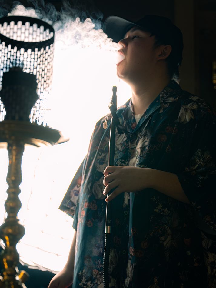 夜庭 立ちのぼる煙のシルエット